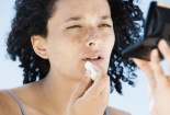 Son dưỡng môi cũng có thể khiến đôi môi nứt nẻ trầm trọng hơn