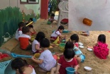 Bé trai nguy kịch vì hít phải miếng nhựa trong lúc ném cát đùa với bạn