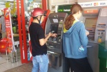 Chật vật rút tiền ATM mùa tết