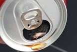 Uống gần hết lon Coca Cola, người đàn ông sợ hãi phát hiện chuột chết bên trong