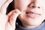 Thủng ruột vì thói quen vừa ngậm tăm vừa nói chuyện