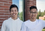 Hai thanh niên Việt sáng chế giày từ cốc cà phê và rác nhựa