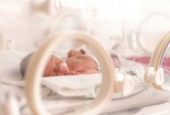 Tiết lộ chấn động: Trẻ sơ sinh sống gần đường bụi bặm nguy cơ tử vong tăng gấp đôi