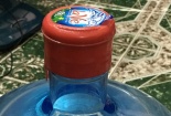 Bình nước mang nhãn Lavie xuất hiện vật thể lạ