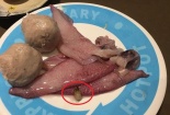 Lẩu băng chuyền Kichi Kichi (thuộc Golden Gate) bị tố có “sinh vật lạ” giống giòi trong hải sản?