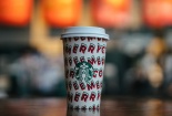 Trong 23 năm qua, chiếc cốc màu đỏ của Starbucks đã biến đổi như thế nào?