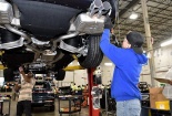 Hãng xe Ford trang bị vòng tay đặc biệt cho nhân viên để ngăn chặn lây nhiễm virus corona