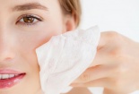 Khăn giấy tẩy trang có thể âm thầm tàn phá làn da của người dùng