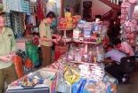 Ngang nhiên bày bán bánh trung thu, sữa chua đã hết hạn