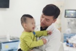 Trẻ uống nhầm dầu xoa bóp do sơ ý của người lớn, cần thận trọng khi cất giữ 