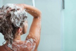 Mối nguy hại tiềm ẩn trong dầu gội đầu, sữa tắm người dùng không biết