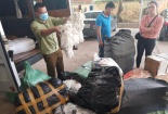 Mua gom lượng lớn găng tay y tế trôi nổi về bán cho các cơ sở tái chế