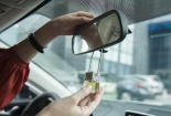 Dùng tinh dầu quế kém chất lượng treo xe ô tô tiềm ẩn nhiều hiểm họa