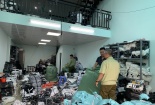 Cận cảnh hàng ngàn sản phẩm thời trang giả mạo được chứa trong ngôi nhà 3 tầng tại Hà Nội