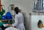 Vô tình nuốt hạt hồng xiêm trong lúc ăn người phụ nữ bị ho ra máu