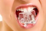 Những nguy cơ xấu về sức khỏe khi có thói quen nhai đá lạnh
