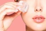 Dùng đá lạnh rửa mặt làm đẹp sai cách có thể gây phản tác dụng