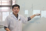 Tiến sĩ trẻ làm khẩu trang tự phân hủy từ vỏ tôm, bã mía