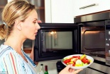 Lò vi sóng rất tiện lợi nhưng tuyệt đối tránh sử dụng với những thứ này