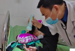Điện thoại đang sạc bất ngờ phát nổ trên tay bé trai 