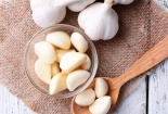 Ngừa COVID-19 bằng tỏi tươi, nhiều người mắc sai lầm gây ra tác hại khủng khiếp