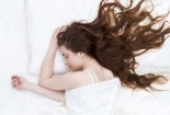 Tác hại khi xõa tóc đi ngủ