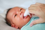 Bé trai bị viêm mô tế bào hóa mủ do không rơ miệng thường xuyên