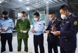 Bất ngờ ập vào khu cảng Hà Nội, bắt giữ lô kit test Covid-19, thuốc tân dược cực 'khủng'