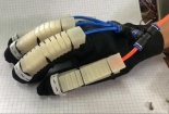 Chế tạo thành công găng tay robot hỗ trợ người đột quỵ