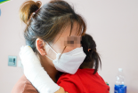Bé gái 29 tháng tuổi bị điện giật ngừng tim do tự rút sạc điện thoại