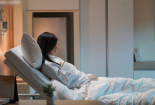 Mắt sưng đỏ, tiết dịch màu trắng do sai lầm khi trang điểm