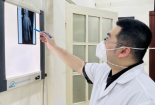 Dập nát tay do dùng điện thoại đang sạc