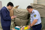 Tạm giữ lượng lớn đôi dép nhập lậu và hàng hóa giả mạo nhãn hiệu