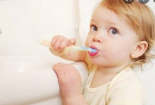 Tác hại khi trẻ thường xuyên nuốt kem đánh răng, cách lựa chọn kem đánh răng an toàn