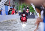 Nhiều người chọn xe máy điện VinFast để ứng phó với mùa mưa ngập