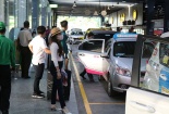 Chấn chỉnh tình trạng taxi tắt đồng hồ, xe dịch vụ hét giá tại sân bay Tân Sơn Nhất