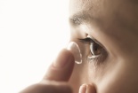 Tái sử dụng kính áp tròng nhiều lần có nguy cơ gây mù lòa