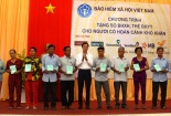 Trao tặng sổ bảo hiểm xã hội cho người dân tỉnh Hậu Giang
