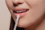 Nhiều tác hại khi dùng chung son môi 