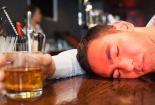 Mặt đỏ khi uống rượu có thể là dấu hiệu của viêm mạch máu