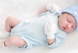 Hại nhiều hơn lợi khi lạm dụng đeo bao tay, bao chân cho trẻ sơ sinh mùa lạnh