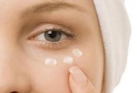 Những sai lầm khi dùng kem dưỡng da vùng mắt gây kích ứng và lão hóa nhanh