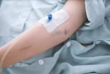 Nhiều người phải cấp cứu do phản vệ khi tự truyền dịch tại nhà