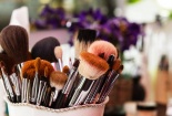 Cọ trang điểm vệ sinh không đúng cách có thể sinh sôi ra nhiều vi khuẩn 