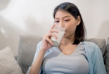 Bác sĩ chỉ ra vì sao sau khi uống sữa nhiều người thấy đau bụng, cách uống an toàn và hợp lý