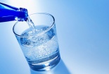 Rửa mặt bằng nước khoáng có gas theo các Tiktoker, bác sĩ khuyến cáo gì?
