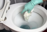 Bác sĩ cảnh báo: Mối nguy hiểm từ các loại dung dịch thông tắc bồn cầu 
