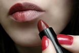 Dùng son môi kém chất lượng lâu dài có thể gây thâm môi