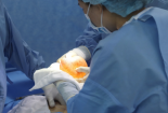 Nguy cơ gây biến chứng thông khe khi đặt túi ngực quá lớn