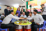 Thủ tướng Australia với văn hóa ẩm thực bình dân và bia Hà Nội